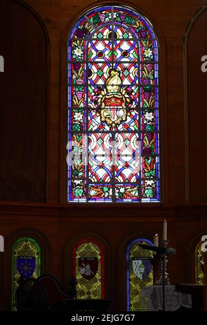 Innenansicht der St. John's Cathedral mit Buntglasfenstern Stockfoto