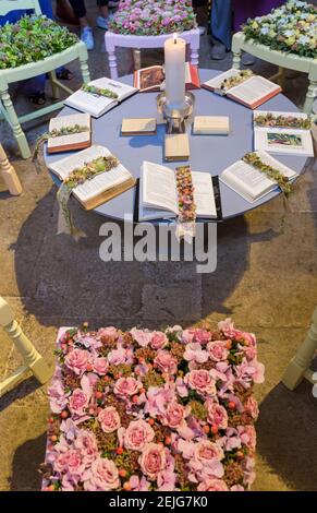 Illumination Festival of Flowers, eine atemberaubende Auswahl an Blumenarrangements in Winchester Cathedral, Hampshire UK im September Stockfoto