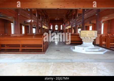 Innenraum der St. John's Cathedral mit Font und Bänken und Hauptgang zum Altar. Stockfoto