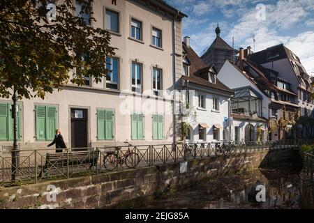 Gebäude entlang Kanal, Altstadt, Freiburg im Breisgau, Schwarzwald, Baden-Württemberg, Deutschland Stockfoto