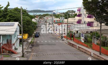 Hauptautobahn, die durch St John's Town in Richtung Hafen führt, von der St John's Cathedral aus gesehen. Stockfoto