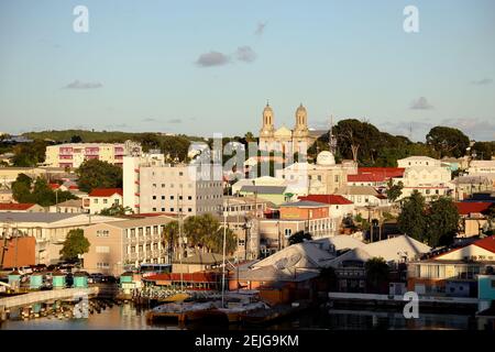 Blick auf die Skyline von St John's Township und den angrenzenden Bergen vom Meer aus in Green Bay. Stockfoto