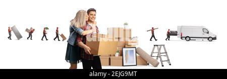 Aufgeregt Frau küssen Mann mit Kartons und Arbeiter aus Ein Umzugsunternehmen mit einem Transporter isoliert auf weiß Hintergrund Stockfoto