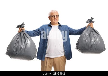 In voller Länge Porträt eines reifen Mannes hält zwei Abfälle Taschen isoliert auf weißem Hintergrund Stockfoto