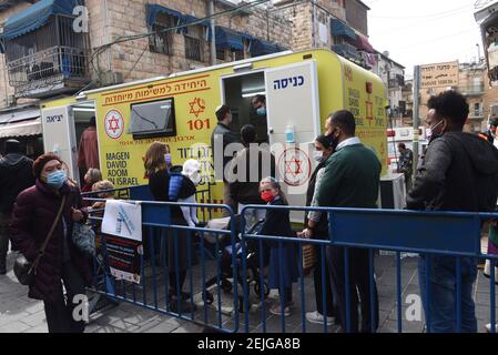 Jerusalem, Israel. Februar 2021, 22nd. In einer mobilen Klinik von Magen David Adom, die in der Jerusalemer Klinik eingerichtet wurde, warten die Menschen in der Schlange, um den Coronavirus-Impfstoff von Pfizer-Biotech zu erhalten. Mahane Yehuda Markt, am Montag, 22. Februar 2021. Foto von Debbie Hill/UPI Kredit: UPI/Alamy Live Nachrichten Stockfoto