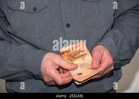 Mann, der Papiergeld zählt. Planung, Vorbereitung und Pflege eines Ausgabenbudgets Stockfoto