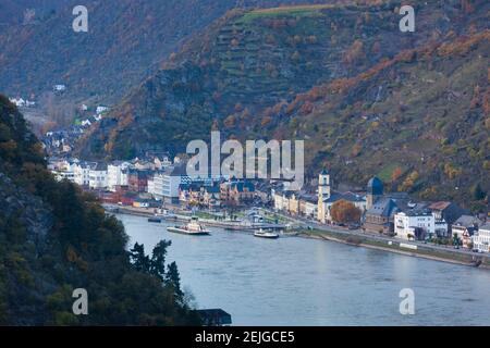 Erhöhte Ansicht der Stadt am Rhein, Sankt Goarshausen, Rheinland-Pfalz, Deutschland Stockfoto