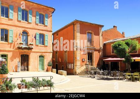 Ocker façades auf dem Roussillon Platz in der Provence, Frankreich. Stockfoto