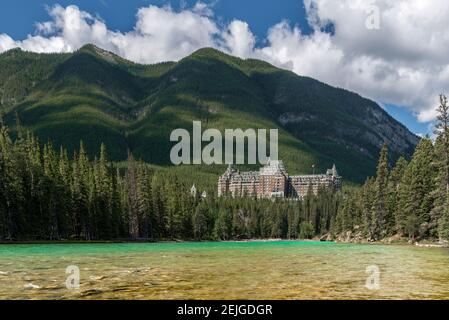 Banff Springs Hotel am Bow River im Banff National Park, Alberta, Kanada Stockfoto