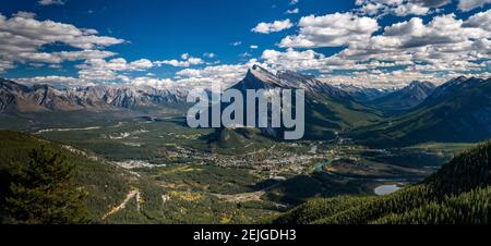 Luftaufnahme der Stadt Banff und Mount Rundle, Banff National Park, Alberta, Kanada Stockfoto