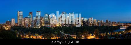 Skylines in einer Stadt, Bow River, Calgary, Alberta, Kanada Stockfoto