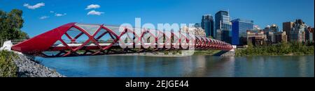 Blick auf Peace Bridge mit Skylines im Hintergrund, Bow River, Calgary, Alberta, Kanada Stockfoto