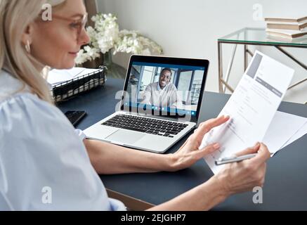 Weibliche hr Lesen lebenslauf während Online-virtuellen Vorstellungsgespräch per Videoanruf. Stockfoto