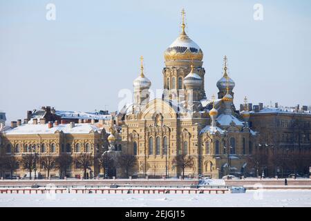 Dormition Kirche am Leutnant Schmidt Damm in St. Petersburg, Russland in einem sonnigen Wintertag Stockfoto