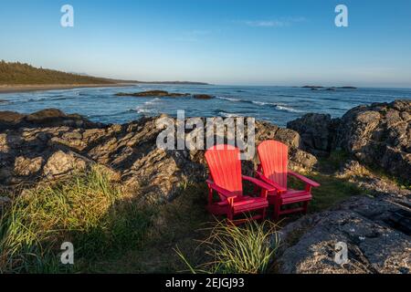 Leere rote Stühle an der Küste, Pacific Rim National Park Reserve, Vancouver Island, British Columbia, Kanada Stockfoto