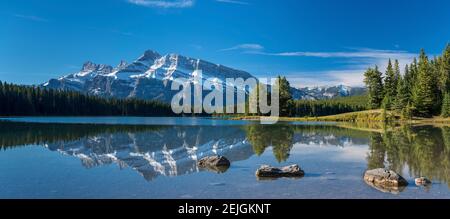 Malerische Aussicht auf Mount Rundle spiegelt sich in Two Jack Lake, Banff National Park, Alberta, Kanada Stockfoto