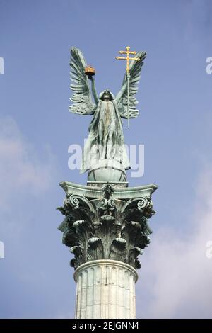 Die Erzengel-Statue an der Spitze der Säule in Heldenplatz Budapest Ungarn Stockfoto