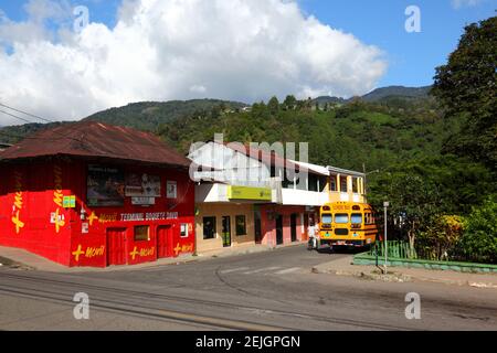 Der alte gelbe Schulbus parkte gegenüber dem Busbahnhof am Hauptplatz des Parque Central, Boquete, Provinz Chiriqui, Panama Stockfoto