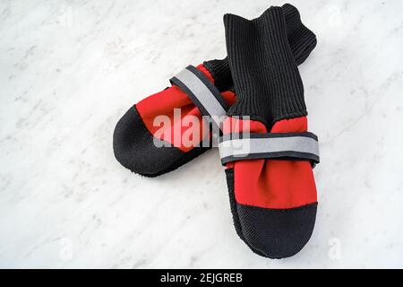 Hundestiefel auf weißem Marmor Hintergrund. Stockfoto