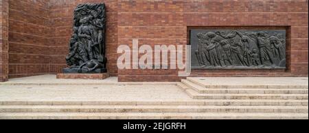 Skulptur an der Gedenkmauer am Warschauer Ghetto-Platz, Yad Vashem, Holocaust-Museum, Jerusalem, Israel Stockfoto