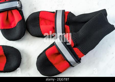 Hundestiefel auf weißem Marmor Hintergrund. Stockfoto