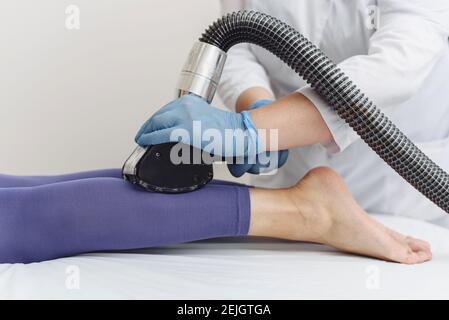 Junge Frau tun LPG Bein Verfahren. Werbung. Lymphdrainage Massage LPG Apparate Prozess. Stockfoto