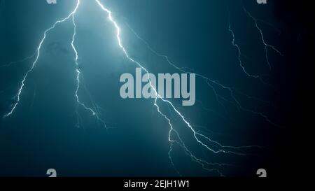 Low-Angle-Aufnahme des gruseligen Blitzes in der Nacht Himmel Stockfoto