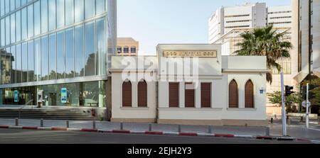 Altes rekonstruiertes Gebäude mit verglasten Bürogebäude am Rothschild Boulevard, Tel Aviv, Israel Stockfoto