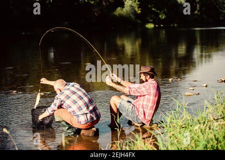 Schwarzmarkt Kaviar. Die illegale Jagd Kaviar. Auszüge Eier vom Stör gefangen. Die wilderei Kriminalität und Lizenz. Wilderer angeln. Falle für Stockfoto