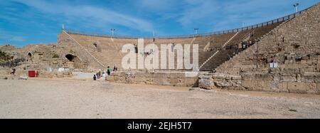 Touristen im Amphitheater, Caesarea, Tel Aviv, Israel Stockfoto