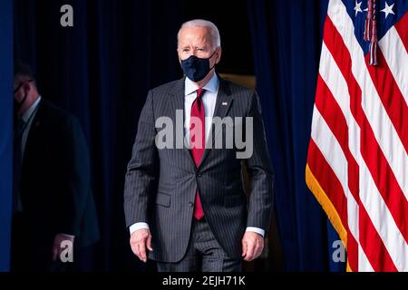 Washington, Usa. Februar 2021, 22nd. US-Präsident Joseph Biden bereitet sich darauf vor, Änderungen am Paycheck Protection Program (PPP) im Eisenhower Executive Office Building in Washington, DC, USA, am 22. Februar 2021 bekannt zu geben. Der Senat hat es versäumt, den ehemaligen Präsidenten wegen einer einzigen Anklage des Aufstands zu verurteilen. Die Biden-Regierung versucht mit der nächsten Runde von PPP-Krediten, Kleinunternehmen gezielter zu entlasten. Quelle: SIPA USA/Alamy Live News Stockfoto