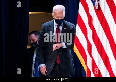Washington, Usa. Februar 2021, 22nd. US-Präsident Joseph Biden bereitet sich darauf vor, Änderungen am Paycheck Protection Program (PPP) im Eisenhower Executive Office Building in Washington, DC, USA, am 22. Februar 2021 bekannt zu geben. Der Senat hat es versäumt, den ehemaligen Präsidenten wegen einer einzigen Anklage des Aufstands zu verurteilen. Die Biden-Regierung versucht mit der nächsten Runde von PPP-Krediten, Kleinunternehmen gezielter zu entlasten. Quelle: SIPA USA/Alamy Live News Stockfoto