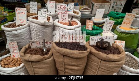 Kräuter zum Verkauf an einem Marktstand, Türkischer Basar, Akko, Israel Stockfoto