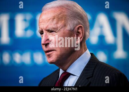 Washington, Usa. Februar 2021, 22nd. US-Präsident Joseph Biden kündigt Änderungen am Paycheck Protection Program (PPP) im Eisenhower Executive Office Building in Washington, DC, USA, 22. Februar 2021 an. Der Senat hat es versäumt, den ehemaligen Präsidenten wegen einer einzigen Anklage des Aufstands zu verurteilen. Die Biden-Regierung versucht mit der nächsten Runde von PPP-Krediten, Kleinunternehmen gezielter zu entlasten. Quelle: SIPA USA/Alamy Live News Stockfoto
