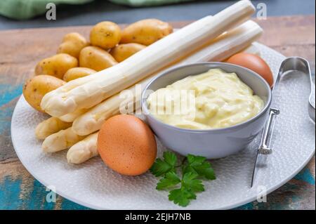 Zutaten für vegetarisches Frühlingsabendessen, hochwertiger holländisch weißer Spargel, gewaschen und an Bord geschält, bereit zum Kochen Stockfoto