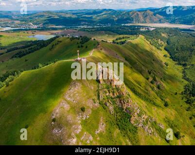 Blauer Katun Fluss und Tschertow palets Altai Berge republik Russland, Luftaufnahme von oben. Stockfoto