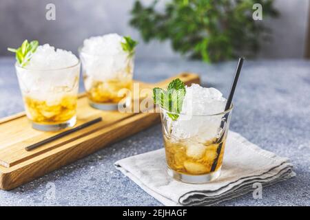 Hausgemachter Gourmet Fresh Mint Julep alkoholischer Cocktail auf hellgrauer Tischfläche. Nahaufnahme, geringe Schärfentiefe. Stockfoto