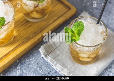 Hausgemachter Gourmet Fresh Mint Julep alkoholischer Cocktail auf hellgrauer Tischfläche. Nahaufnahme, geringe Schärfentiefe. Stockfoto