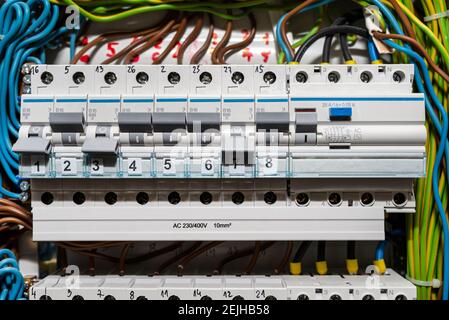 Einphasige Sicherungen in AUS- und EIN-Position und Reststromschutz in EIN-Position. Viele graue Schalter in einer Reihe, Home Sicherungskasten. Stockfoto