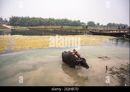 Jalangi River ist derzeit in Gefahr. Einst war Jalangi ein voll fließender Fluss, aber jetzt ist der Fluss voller Sedimente und hat seine Tiefe verloren. Der Fluss bricht jeden Tag seine Nebenpartien. Der intensive Druck wachsender Populationen, Industrialisierung, uneingeschränkter Ausgrabungen und ungeplanter Entwicklung zeigt sich sowohl in der Qualität als auch in der Quantität des Wassers, das die Flüsse liefern. Tehatta, Westbengalen, Indien. Stockfoto