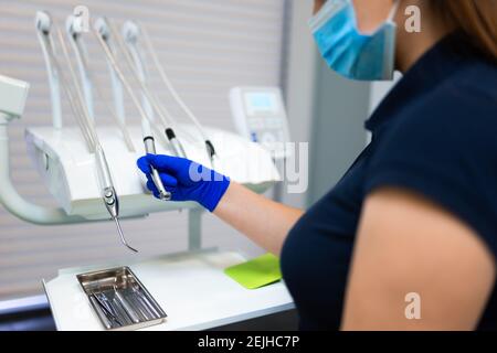 Zahnärztin nimmt einen Bohrer in die Hand Stockfoto