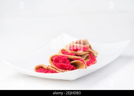 Blinis (Crepes mit rotem Kaviar typisch für den russischen Karneval) Stockfoto