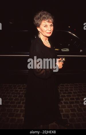 Jean Simmons nimmt am 7. März 1991 an den jährlichen Auszeichnungen des American Film Institute Lifetime Achievement Awards 17th Teil, die Kirk Douglas im Beverly Hilton Hotel in Beverly Hills, Kalifornien, verliehen wurden. Quelle: Ralph Dominguez/MediaPunch Stockfoto