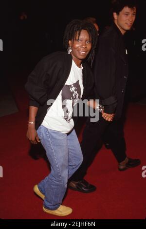 CENTURY CITY, CA - MAI 13: Die Schauspielerin Whoopi Goldberg und ihr Ehemann David Claessen besuchen die Premiere von "Ishtar" am 13. Mai 1987 im Pritt Theater in Hollywood, Kalifornien. Quelle: Ralph Dominguez/MediaPunch Stockfoto