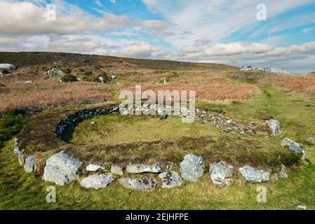 Die Holyhead Mountain Hut Circles sind die Überreste einer Gruppe prähistorischer Hütten in der Nähe von Trearddur Bay auf Holy Island, Anglesey, Wales. Stockfoto