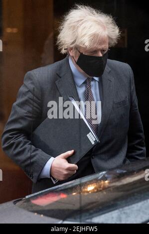 London, Großbritannien. Februar 2021, 22nd. Der britische Premierminister Boris Johnson verlässt am 22. Februar 2021 die Downing Street 10 für das Unterhaus in London, Großbritannien. Johnson kündigte am Montag an, dass Schulen in England ab März 8 als Teil der „Roadmap“ zur Lockerung der aktuellen Coronavirus-Sperre wieder eröffnet werden. Quelle: Ray Tang/Xinhua/Alamy Live News Stockfoto