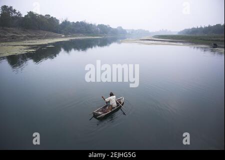 Jalangi River ist derzeit in Gefahr. Einst war Jalangi ein voll fließender Fluss, aber jetzt ist der Fluss voller Sedimente und hat seine Tiefe verloren. Der Fluss bricht jeden Tag seine Nebenpartien. Der intensive Druck wachsender Populationen, Industrialisierung, uneingeschränkter Ausgrabungen und ungeplanter Entwicklung zeigt sich sowohl in der Qualität als auch in der Quantität des Wassers, das die Flüsse liefern. Tehatta, Westbengalen, Indien. Stockfoto