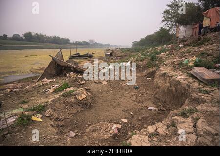 Jalangi River ist derzeit in Gefahr. Einst war Jalangi ein voll fließender Fluss, aber jetzt ist der Fluss voller Sedimente und hat seine Tiefe verloren. Der Fluss bricht jeden Tag seine Nebenpartien. Der intensive Druck wachsender Populationen, Industrialisierung, uneingeschränkter Ausgrabungen und ungeplanter Entwicklung zeigt sich sowohl in der Qualität als auch in der Quantität des Wassers, das die Flüsse liefern. Tehatta, Westbengalen, Indien. Stockfoto