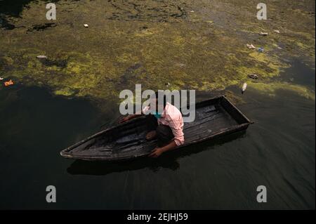 Jalangi River ist derzeit in Gefahr. Einst war Jalangi ein voll fließender Fluss, aber jetzt ist der Fluss voller Sedimente und hat seine Tiefe verloren. Der Fluss bricht jeden Tag seine Nebenpartien. Der intensive Druck wachsender Populationen, Industrialisierung, uneingeschränkter Ausgrabungen und ungeplanter Entwicklung zeigt sich sowohl in der Qualität als auch in der Quantität des Wassers, das die Flüsse liefern. Tehatta, Westbengalen, Indien. Stockfoto