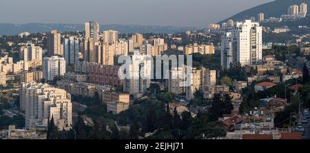 Blick auf Wolkenkratzer, Mount Carmel, Haifa, Israel Stockfoto